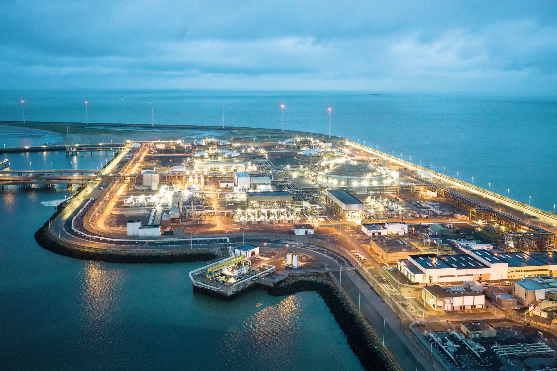 Aerial view of the Zeebrugge LNG terminal at night.